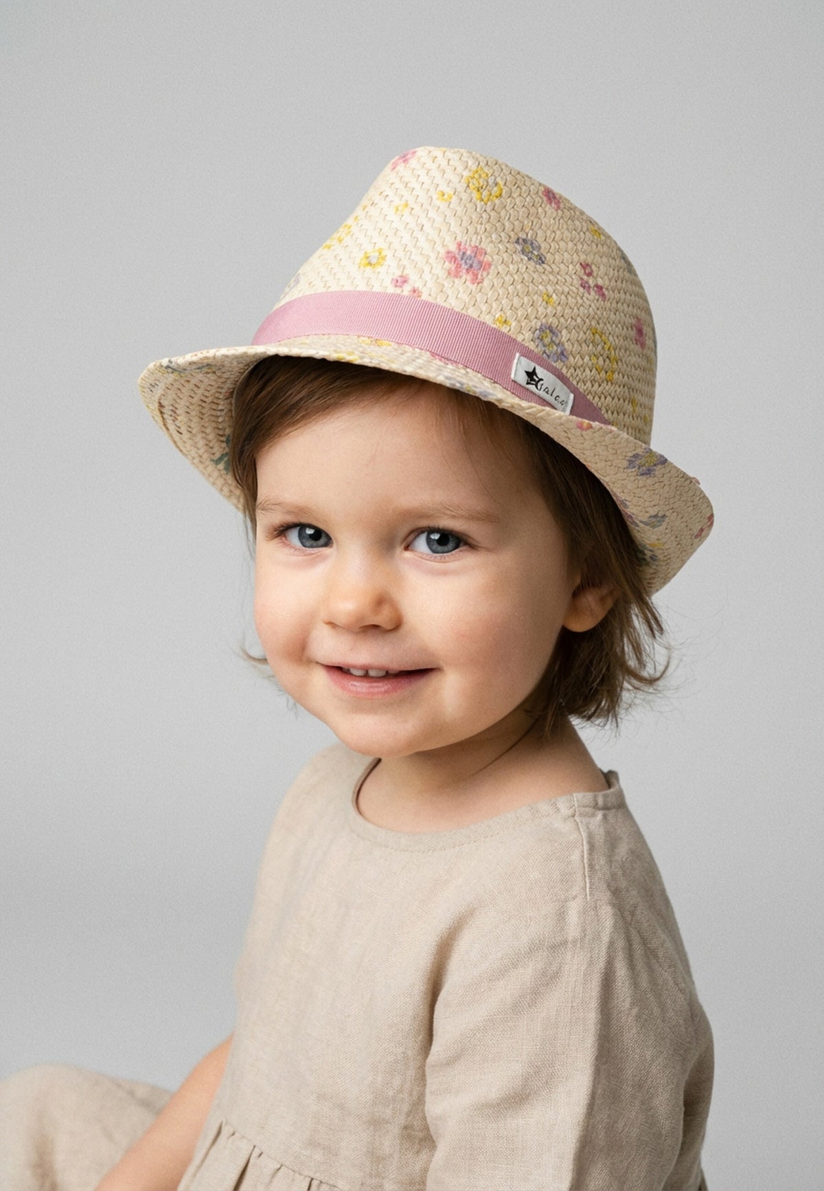 Straw Hat with Flowers and 50 Percent UV Protection ★ | sterntaler.com