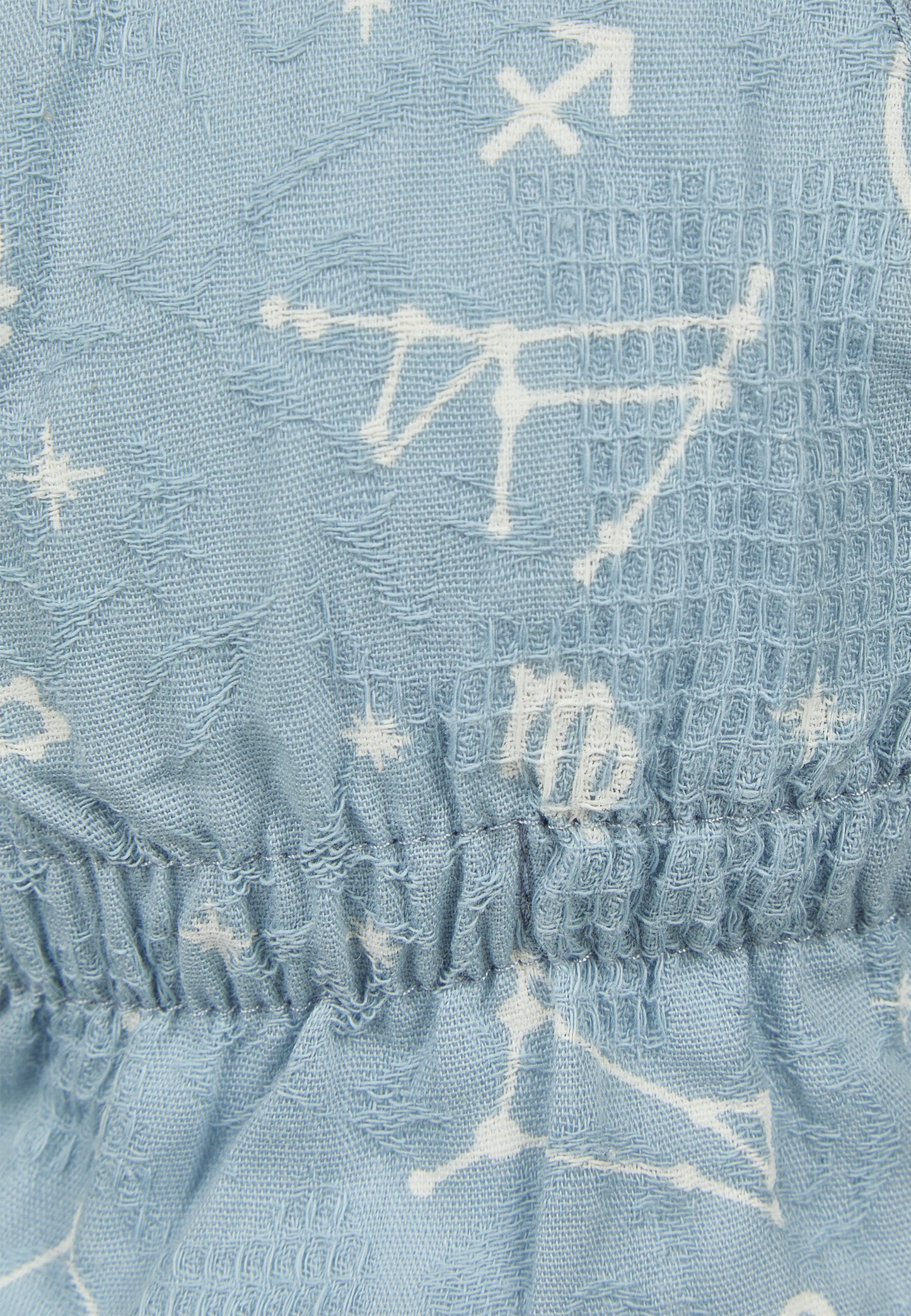 Cappello con visiera e protezione per il collo