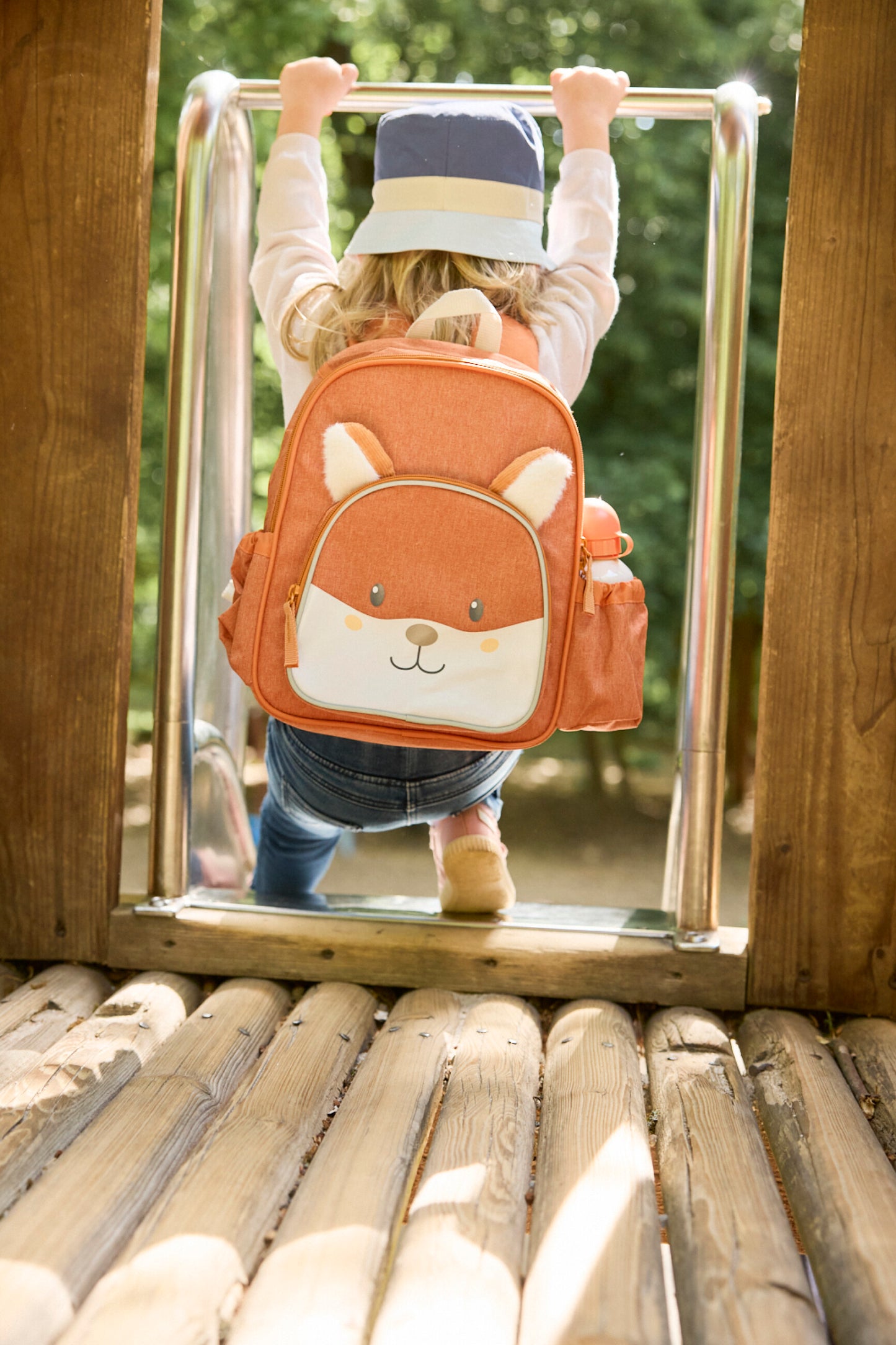 Children's backpack with cooling function