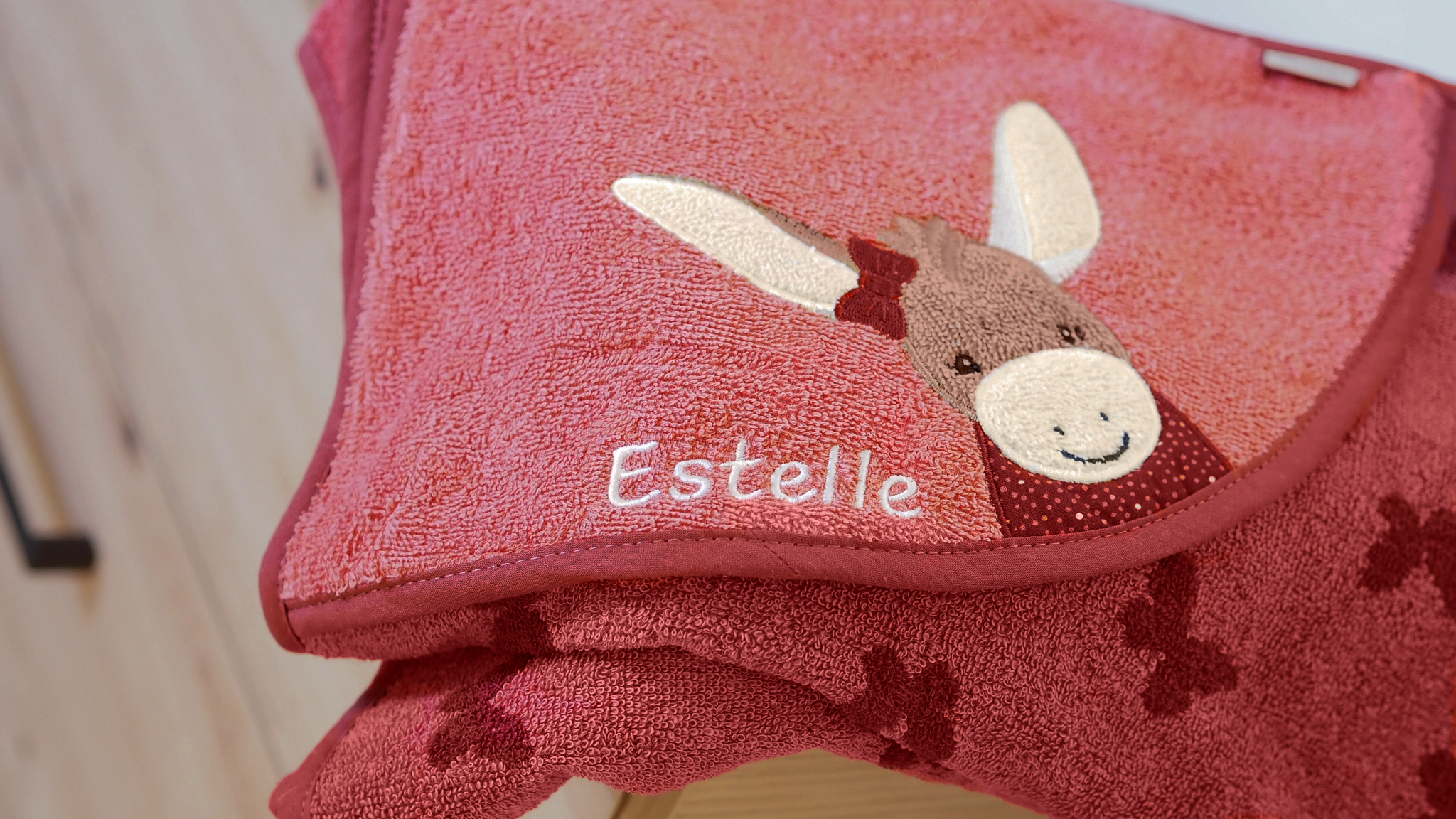 Personalisiertes Handtuch mit Bestickung – Estelle